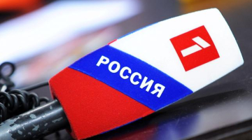 Krievijas televīzijas mikrofons. NEPLP vēlme subtitrēt filmas un raidījumus ir solis pretī ES valodu apguvei, nevis uzturēt krievu valodas informācijas telpu Latvijā. Foto: Ieva Lūka, LETA