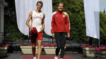 Olimpiskās komandas tērpu prezentācijā. Foto: Romāns Kokšarovs, F64