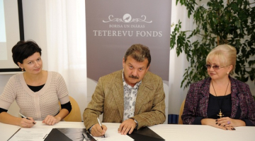 Labdarības portāla "Ziedot.lv" vadītāja Rūta Dimanta (no kreisās) un mecenāti Boriss un Ināra Teterevi paraksta līgumu ar "Ziedot" par finansējuma piešķiršanu 37 zupas virtuvju darbības atbalstam visā Latvijā. Foto: Lita Krone, LETA
