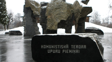 Komunistiskā terora upuriem veltītais memoriāls "Putenī" Torņkalnā. Foto: Edijs Pālens, LETA