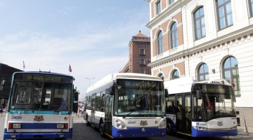 Trojejbusi pie Rīgas domes, kur notika "Škoda Electric" jauno trolejbusu piegādes prezentācija. Foto: Edijs Pālens, LETA
