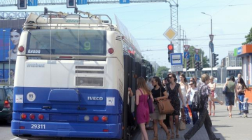 Trolejbuss Rīgas ielās. Foto: Ieva Lūka, LETA