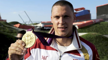 BMX riteņbraucējs Māris Štrombergs ar Londonas olimpiskajās spēlēs izcīnīto zelta medaļu. Foto: Romāns Kokšarovs, F64
