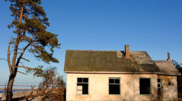 Tukša māja Kolkā. Foto: Gatis Rozenfelds, F64