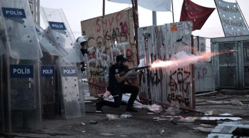 Turcijas policisti raida šāviņu uz demonstrantiem Taksima laukumā. Foto: AFP/LETA