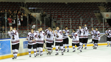 U-18 hokeja izlase pēc spēles ar Ungāriju. Foto: Romāns Kokšarovs, F64