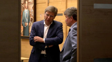 Rīgas domes priekšsēdētājs Nils Ušakovs (no kreisās) un pašvaldības SIA "Rīgas satiksme" valdes priekšsēdētājs Leons Bemhens sarunājas pirms "Škoda Electric" jauno trolejbusu piegādes prezentācijas Rīgas domē. Foto: Edijs Pālens, LETA
