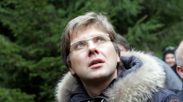 Kas tur gaisā? Rīgas mērs Nils Ušakovs saspringti vēro debesis. Foto: Kaspars Krafts, F64