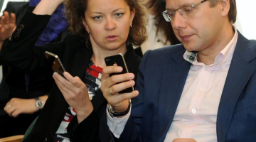 Rīgas mērs Nils Ušakovs (no labās) kopā ar preses sekretāri Annu Kononovu. Foto: Lita Krone, LETA