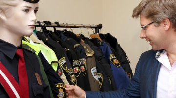Nils Ušakovs priecājas par policistu formas tērpiem. Foto: Kaspars Krafts, F64