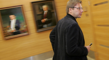 Rīgas mērs Nils Ušakovs pie citu bijušo mēru portretu galerijas. Foto: Raitis Plauks, F64