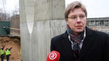 Rīgas mērs Nils Ušakovs iepazīstas ar Krišjāņa Valdemāra un Daugavgrīvas ielu satiksmes mezgla rekonstrukcijas darbiem, kuri tiek īstenoti ar Eiropas Reģionālās attīstības fonda (ERAF) līdzfinansējumu. Foto: Kaspars Krafts, F64