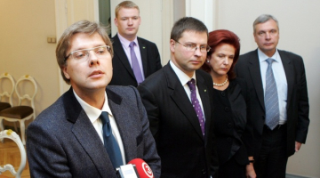 Nils Ušakovs (no kreisās) kopā ar "Vienotības" pārstāvjiem pēc tikšanās pirmdien. Foto: Ieva Čīka, LETA