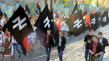 Ukraiņu nacionālisti šogad aprīlī devās gājienā, lai līdzīgi kā Latvijā piemin leģionārus, atcerētos ukraiņu Galīcijas Waffen SS divīziju. Foto: AFP/LETA