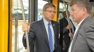 Cilvēki, kuri ir atbildīgi par pasažieru segregāciju Rīgā - Rīgas domes priekšsēdētājs Nils Ušakovs un SIA "Rīgas satiksme" valdes priekšsēdētājs Leons Bemhens. Foto: Gints Ivuškāns, F64
