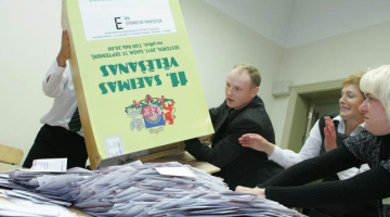 11.Saeimas vēlēšanās atver vēlēšanu kasti ar biļeteniem. Foto: Raitis Plauks, F64