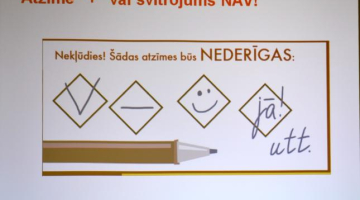 CVK brīdinājums par nederīgām atzīmēm vēlēšanu zīmēs. Foto: Renāte Briede, LETA