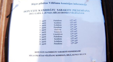 Saraksts pie vēlēšanu komisijas durvīm. Foto: Ieva Lūka, LETA