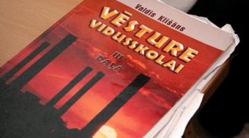 Valda Klišāna sarakstītā vēstures grāmata. Foto: Evija Trifanova, LETA
