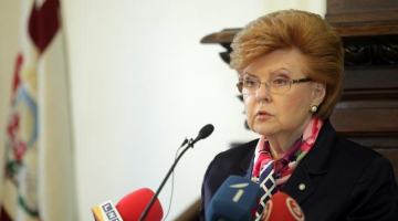 Bijusī Valsts prezidente (no 1999. līdz 2007.gadam) Vaira Vīķe – Freiberga saka uzrunu zinātniskajā konferencē "Valsts prezidenta institūcijas darbības izvērtēšana", kas veltīta Valsts prezidenta institūcijas 90 gadu jubilejai. Foto: Ieva Čīka, LETA