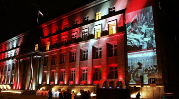Pagājušajā gadā uz Ministru kabineta ēkas gaismas festivāla "Staro Rīga" laikā tika veidota gaismu un video projekcija "Latvijas karoga stāsts". Foto: Ieva Čīka, LETA
