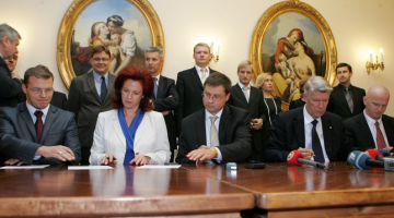 Valdības deklarācijas parakstīšana. No kreisās - Raivis Dzintars, Solvita Āboltiņa, Valdis Dombrovskis, Valdis Zatlers un Gaidis Bērziņš. Foto: Raitis Plauks, F64