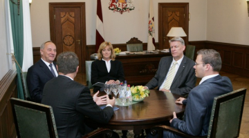 Valdības veidošana turpinās. Pie viena galda prezidents Andris Bērziņš, Valdis Dombrovskis, Raivis Dzintars, Valdis Zatlers un prezidenta preses sekretāre Līga Krapāne. Foto: Raitis Plauks, F64