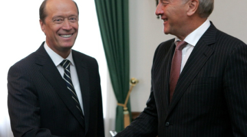 Krievijas vēstnieks Aleksandrs Vešņakovs (no kreisās) un Valsts prezidents Andris Bērziņš. Foto: Raitis Plauks, F64