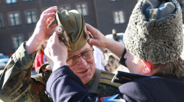 Vīri padomju karavīru un kazaku formas tērpos gatavojas 9.maija svinībām. Foto: Kaspars Krafts, F64