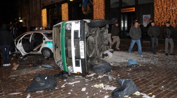 Izdemolētās un apgāztās policijas automašīnas Smilšu ielā. Pēc protesta akcijas 2009.gada 13.janvārī vairāk nekā 1000 agresīvu jauniešu sāka grautiņus Vecrīgā. Foto: Ieva Čīka, LETA