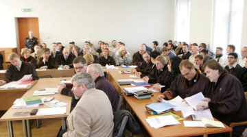 Tiesas sēdē, kurā skatīja Vecrīgas grautiņa lietu, allaž bijis daudz ļaužu - advokāti vien katram apsūdzētajam veido lielu grupu. Foto: Jānis Bērziņš, F64