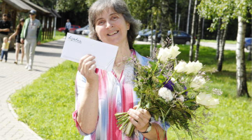 Velga Vītola pagājušā gada vasarā priecājas par sabiedrības atbalstu. Foto: Gints Ivuškāns, F64
