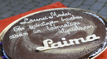 Trīs kilogramus smagā "Laimā" izgatavotā šokolādes medaļa. Foto: Gints Ivuškāns, F64