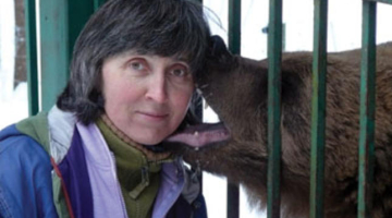 Velga Vītola kopā ar vienu no Līgatnes lāčiem. Foto no Vītolas personiskā arhīva