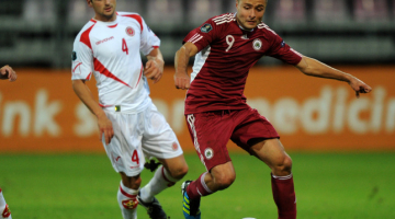 Latvijas futbolists Māris Verpakovskis cīņā ar Maltas komandas pārstāvi. Foto: Romāns Kokšarovs, F64