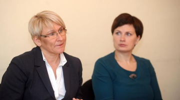 Labklājības ministrijas (LM) valsts sekretāre Ieva Jaunzeme (no kreisās) un labklājības ministre Ilze Viņķele preses brīfingā. Foto: Edijs Pālens, LETA
