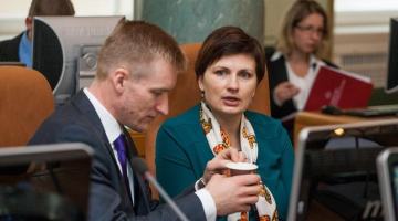 Ilze Viņķele (Vienotība) un Edmunds Sprūdžs (RP) valdības sēdē. Foto: Andrejs Terentjevs, F64