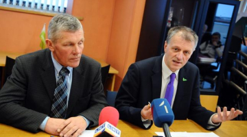 Rīgas domes deputāti Juris Viņķelis (no kreisās) un Olfs Pulks piedalās partijas "Vienotība" preses brīfingā par Rīgas pilsētas 2013.gada budžetu. Foto: Evija Trifanova, LETA
