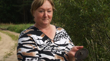Vidrižu tutulsaktas atradēja Ilze Jaunzemniece un tutulsaktu rokās. Foto: Juris Urtāns