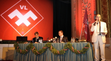 ''Visu Latvijai'' līderi Imants Parādnieks (L), Raivis Dzintars (C), Einārs Cilinskis (K) partijas svētku kongresā. Foto: Edija Pālens, LETA