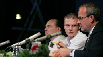 "Visu Latvijai!" līderi Imants Parādnieks (no kreisās) un Raivis Dzintars sarunā ar TB/LNNK līderi Robertu Zīli. Foto: Raitis Plauks, F64
