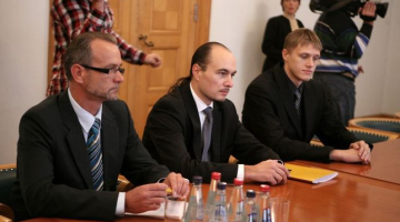 9.Saeimas deputāts Dzintars Rasnačs (TB/LNNK) (no kreisās), "Visu Latvijai" līdzpriekšsēdētājs Imants Parādnieks (VL) un "Visu Latvijai" biedrs Jānis Dombrava. Autore: Evija Trifanova, LETA