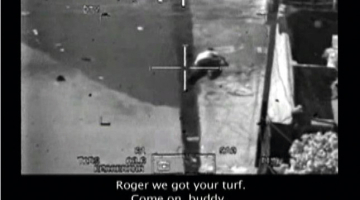 10.22. No helikoptera redz, ka Saīds ir smagi ievainots un mēģina rāpot prom no apšaudes vietas. «Nu, vecīt, saņemies un paņem rokās ieroci!»