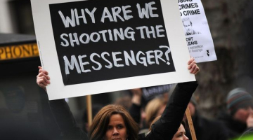 Protestētāji pie Vestmisteras tiesas Londonā 14.decembrī. Foto: AFP/LETA
