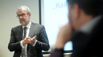 Eiropas Parlamenta deputāts Roberts Zīle piedalās diskusijā par "Rail Baltica". Foto: Ieva Čīka, LETA