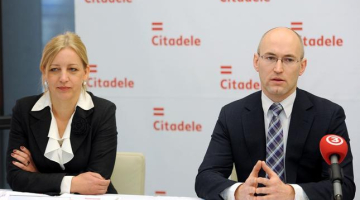 Vēl līdzās - Privatizācijas aģentūras valdes priekšsēdētāja Iveta Zalpētere un ekonomikas ministrs Daniels Pavļuts. Foto: Lita Krone, LETA
