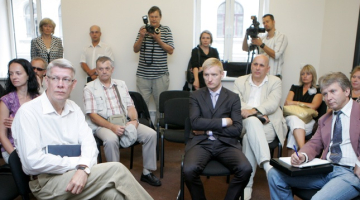 Eksprezidents Valdis Zatlers topošās Zatlera Reformu partijas diskusijas laikā, kurā diskutē par desmit partijas Manifestā paustajiem darbības principiem. Foto: Edijs Pālens, LETA