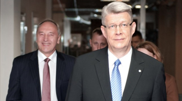 Attēlā: Prezidenta amata kandidāti Andris Bērziņš (ZZS) (K) un Valdis Zatlers (L). 
