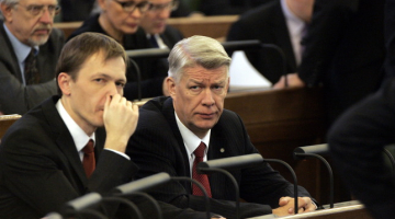 Valdis Zatlers kopā ar partijas biedru Jāni Ozoliņu Saeimas sēdē. Foto: Andrejs Terentjevs, F64