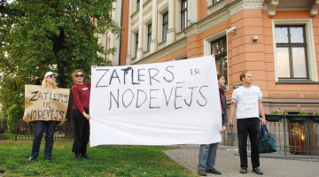Protestētāji pret ZRP vēlmi iet kopā valdībā ar Saskaņas centru. Foto: Gints Ivuškāns, F64